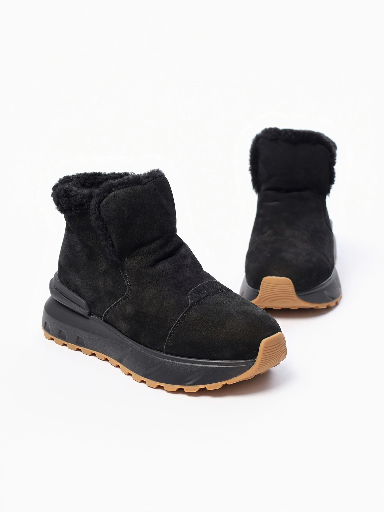 Ботинки черного цвета на рельефной подошве